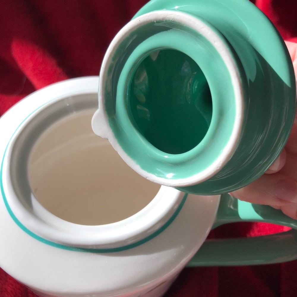 NWT. GRACE TEA WARE FINE PORCELAIN BUNNY TEAPOT 8”